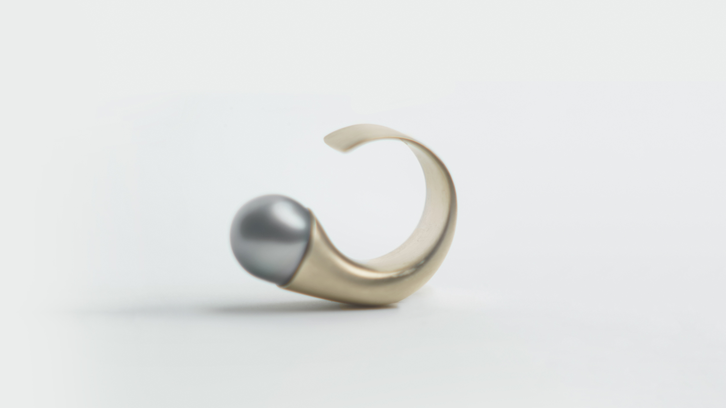 BEIGE BRUSHED GOLD W- NATURAL OVAL SILVER GREY TAHITIAN PEARL